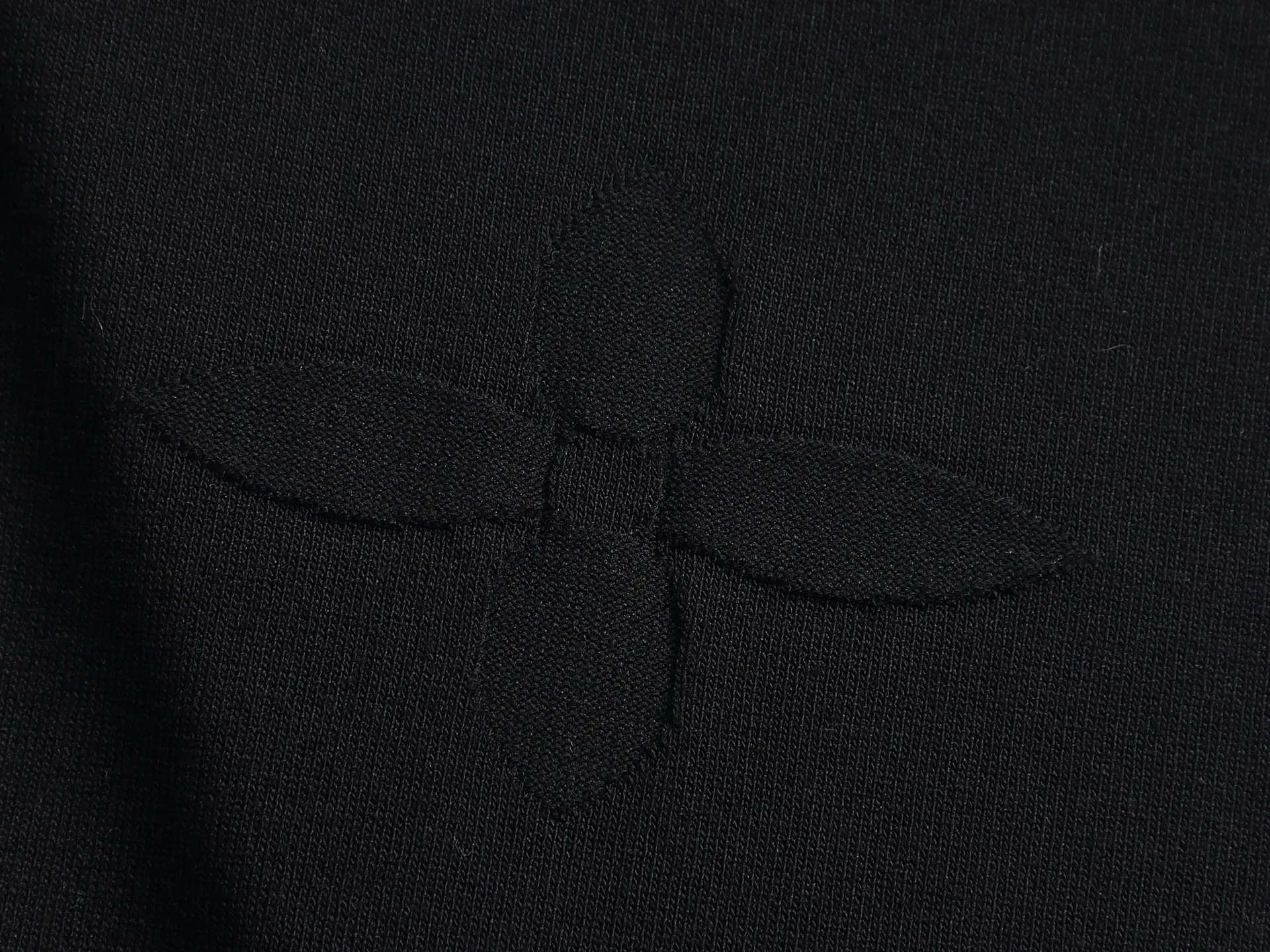 🅿️220 Louis Vuitton/Louis Vuitton Sweater jacquard towel embroidery The large logo is exquisitely upgraded, inspired by the retro embroidery of the 1980s. The original fabric is the same as the official short-sleeved T-shirt. The fabric is dyed in the same vat. It feels very comfortable. The latest brick cabinet synchronization for spring and summer. Fashionable and personalized. Super versatile and good-looking. It is very suitable for both men and women. A must-have for everyone. Hang tag. Collar label. Washed wheat. Complete with three labels. Color: black white. Size: S M L XL